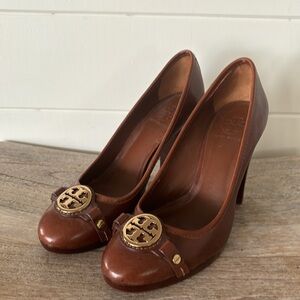 Excellent Used Condition Tory Burch Brown Leather Pumps With Emblem Sz 8 1/2 M